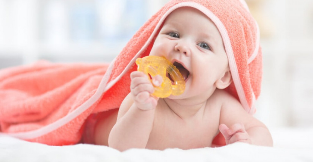 Manfaat Teether Bayi dan Cara Penggunaannya yang Aman