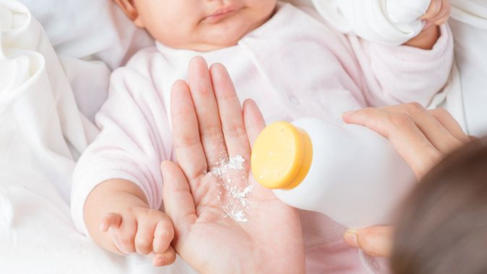 Bedak Bayi dan Manfaatnya Untuk Buah Hati