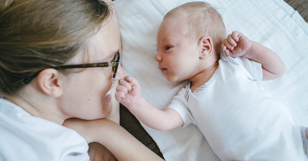 Tahap Pertumbuhan saat Bayi Mulai Bisa Melihat dan Mendengar