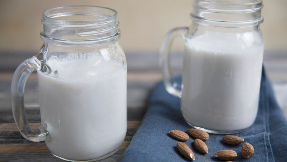 Manfaat Sehat Susu Almond Pelancar ASI Ibu Menyusui