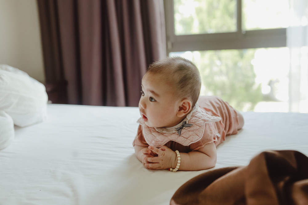 Ibu Perlu Tahu! Usia Bayi Tengkurap Beserta Cara Melatihnya