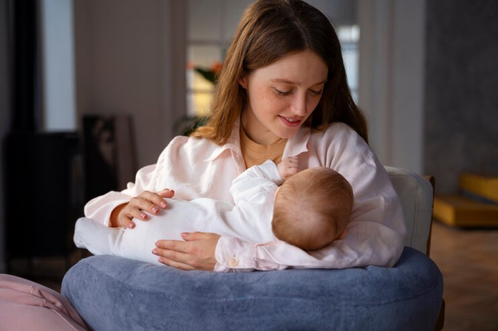 Tips Aman Menyusui Saat Sedang Hamil