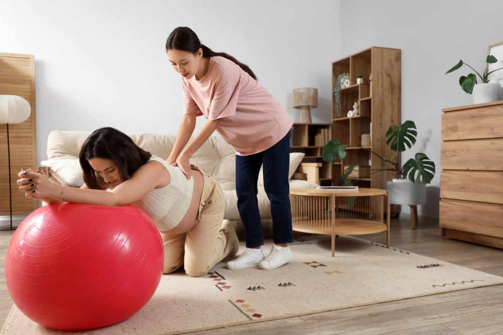 Waktu Tepat Ibu Hamil Boleh Main Gym Ball dan Pilihan Gerakan yang Aman