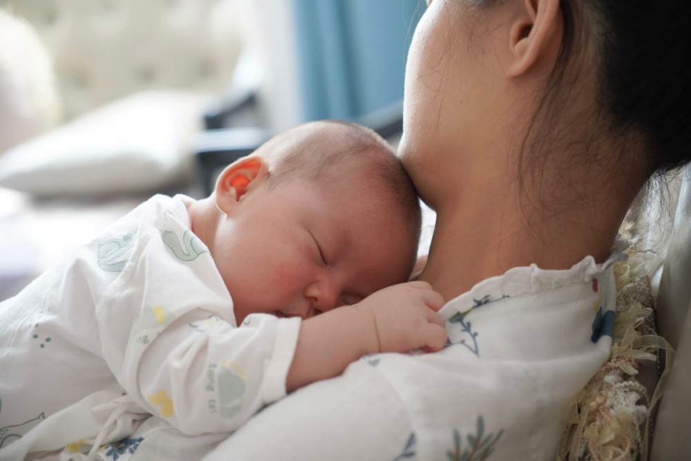 Cara Membangunkan Bayi untuk Menyusu dengan Lembut