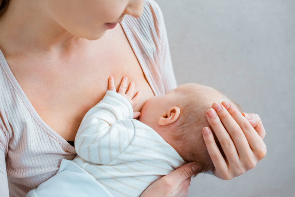 Penyebab Bayi Marah Saat Menyusu dan Cara Menenangkannya